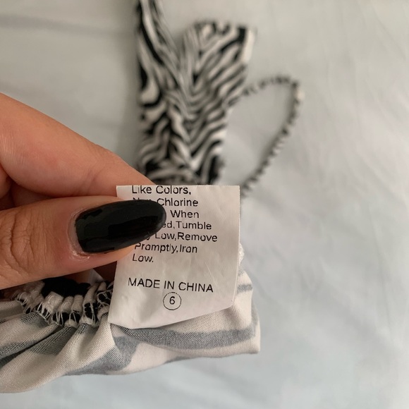 🖤🤍 🦓 OPEN-BACK ZEBRA LONG SLEEVE TOP 🦓 🤍🖤 - Picture 3 of 5